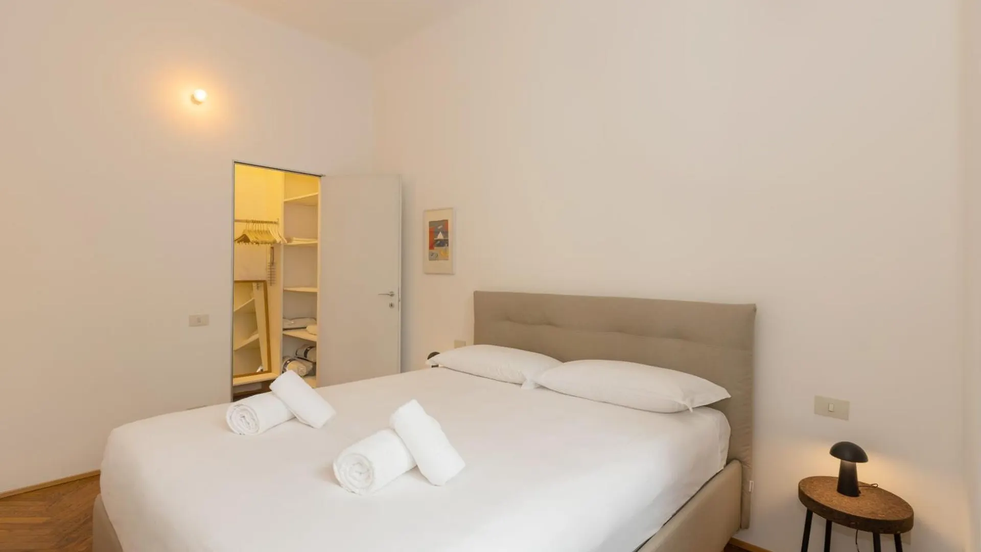One Bedroom Apartment Of Comfort And Style In The Heart Of Mediolan